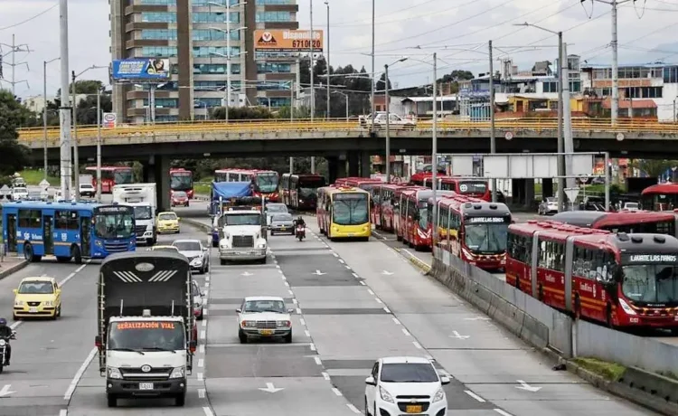 Caos vial en Bogotá_ Movilizaciones de taxistas y bicitaxistas paralizan la ciudad