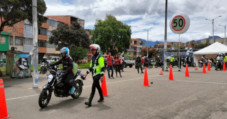 Curso de Conducción para Mujeres Motociclistas_ Una Apuesta por la Seguridad Vial en Bogotá