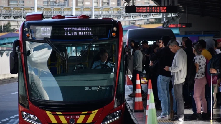 Desorden y bochorno en un bus de TransMilenio, Policía interviene por mujeres ebrias (1)