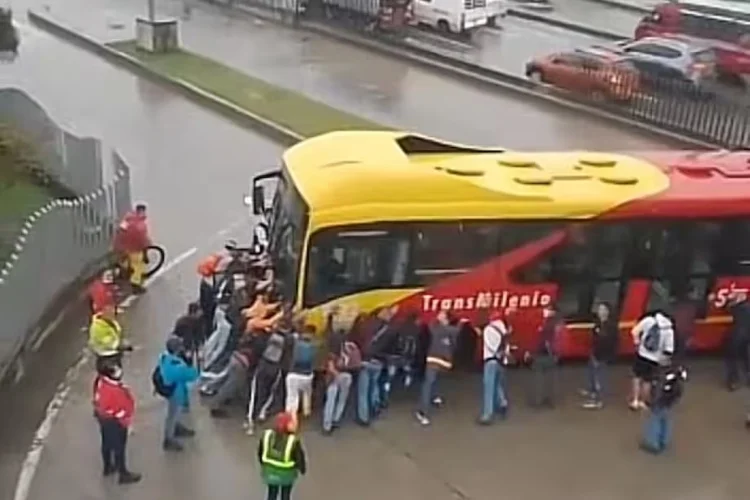 Pronunciamiento de TransMilenio, caos matutino Falla de un bus Colapsa la Avenida Caracas