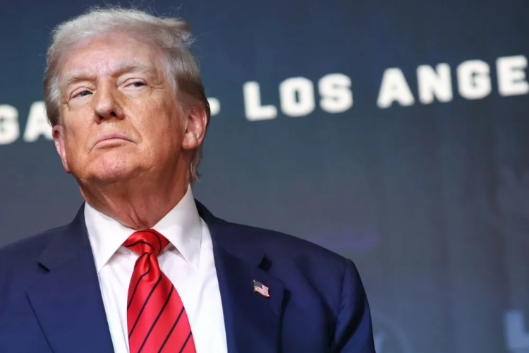 Trump amenaza con quitar licencias a cadenas de TV críticas