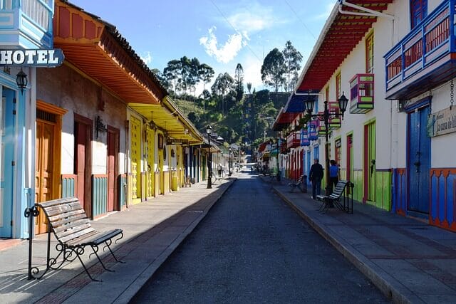 El pueblo risaraldense de casas coloridas: un destino ideal para la aventura y el avistamiento de aves