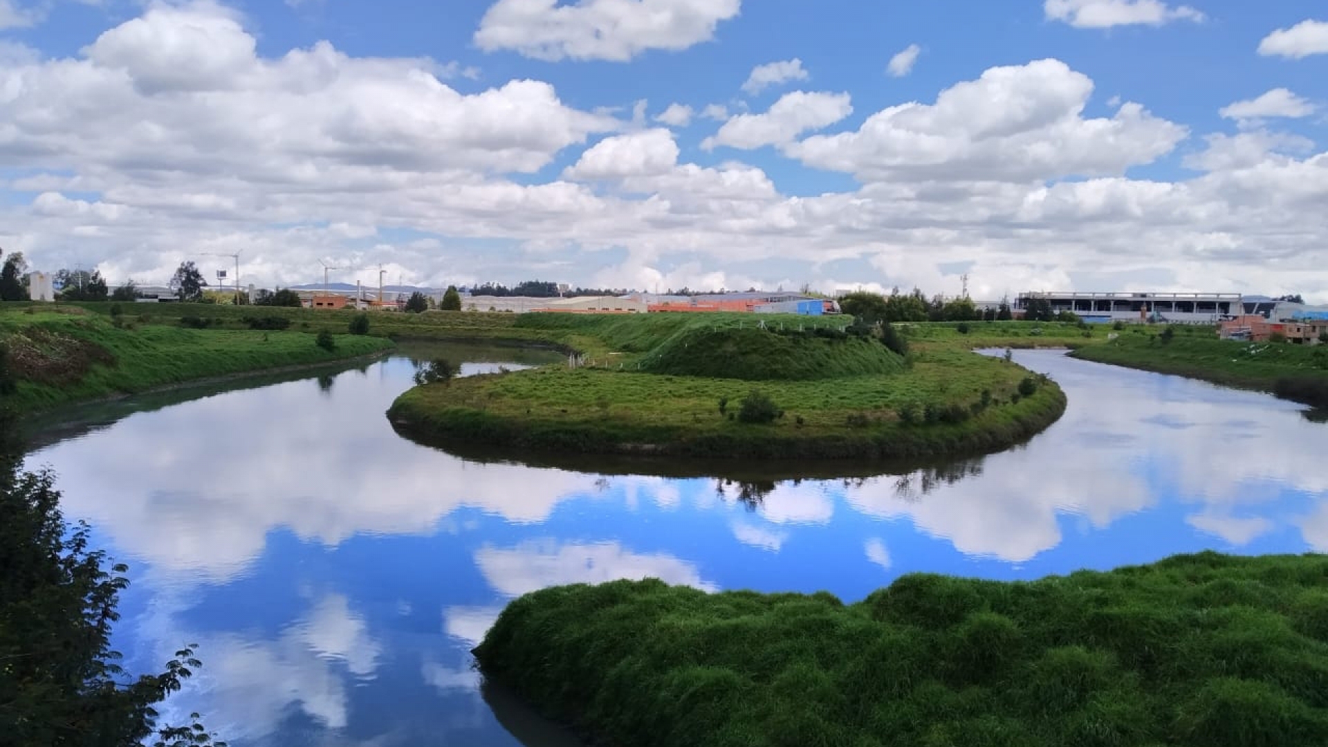 Frente a este panorama, el Gobierno ha intensificado las inversiones en infraestructura. El Ministerio de Vivienda, Ciudad y Territorio lidera proyectos para ampliar la cobertura y mejorar los sistemas de tratamiento.