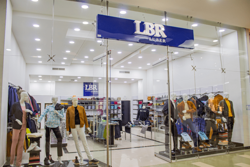 El crecimiento de Tiendas Luber no solo se refleja en ventas, sino también en la generación de empleo. Cada nueva tienda representa oportunidades laborales para comunidades locales, impulsando el desarrollo económico en diversas regiones. Además, la compañía dinamiza el comercio al integrarse con proveedores locales y fortalecer las cadenas de abastecimiento. De esta manera, contribuye al crecimiento del ecosistema empresarial en el país. Por lo tanto, su expansión se traduce en beneficios tanto para la empresa como para las economías regionales.