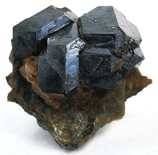 El polvo de uranio se forma cuando este metal pesado se fragmenta en partículas microscópicas. Estas pueden liberarse durante la minería, el procesamiento industrial o incluso en escenarios vinculados a residuos de uso militar.