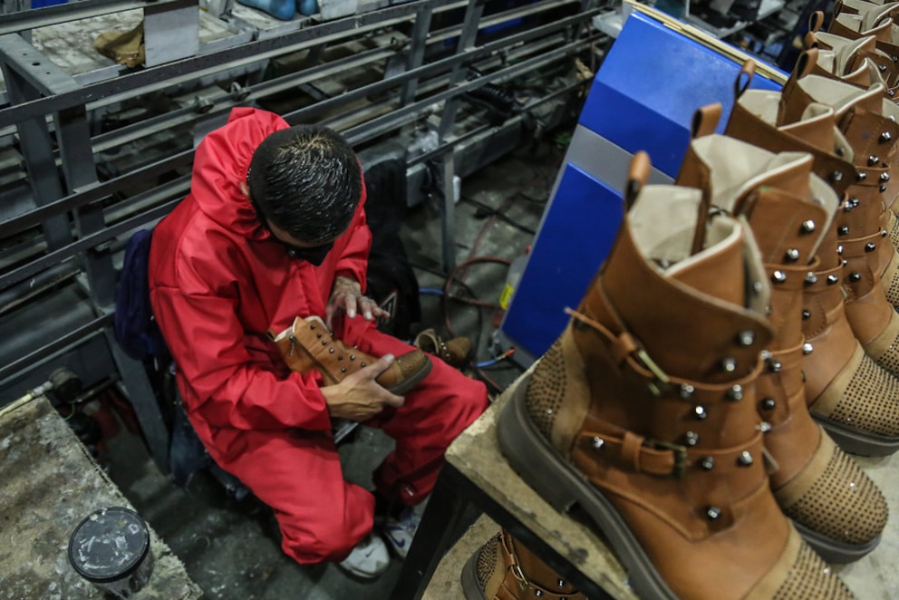 La industria del calzado en Colombia atraviesa un momento de incertidumbre debido al crecimiento de las importaciones provenientes de China. Fabricantes nacionales advierten que el ingreso masivo de productos a bajos precios está afectando las ventas internas, reduciendo la producción y generando preocupación entre empresarios y trabajadores del sector.