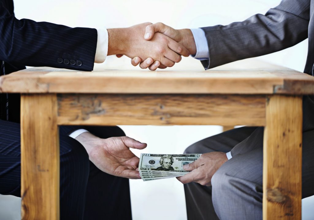 La corrupción política en Colombia continúa siendo uno de los temas que más inquieta a la ciudadanía y que más golpea la confianza en las instituciones públicas. Aunque el país ha avanzado en materia de control y vigilancia estatal, los escándalos relacionados con contratos, clientelismo y manejo irregular de recursos públicos siguen apareciendo en distintos niveles del poder.