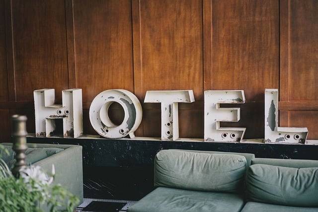 Los hoteles de paso están experimentando un crecimiento notable en distintas regiones de Colombia, impulsados por cambios en los hábitos de viaje y la necesidad de soluciones de alojamiento más flexibles. Este tipo de hospedaje, pensado para estancias cortas, ha dejado de ser una opción marginal para convertirse en una alternativa funcional dentro del sector turístico.