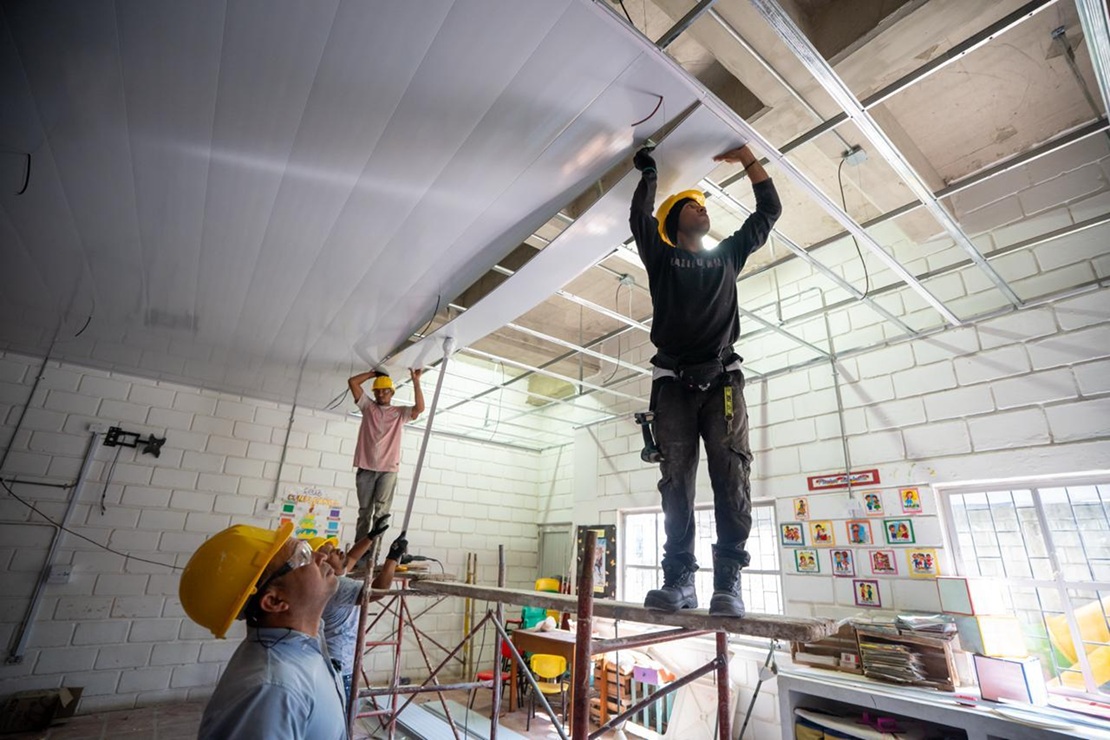 En 2026, el sector de la construcción en Colombia atraviesa un momento de dinamismo que ha puesto en el centro del debate a los maestros de obra, figuras clave para la ejecución de proyectos de vivienda e infraestructura. La creciente actividad edificadora, impulsada por programas de vivienda y obras urbanas, ha incrementado la demanda de mano de obra calificada en todo el país.