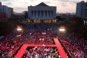 Del ateísmo al discurso religioso: la polémica del ganador de la primera vuelta electoral