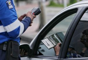 Nuevo seguro obligatorio para conductores genera debate en Colombia