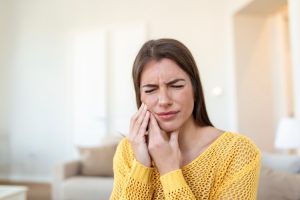 Ante un dolor de muela, ¿es mejor extraerla o conservarla?