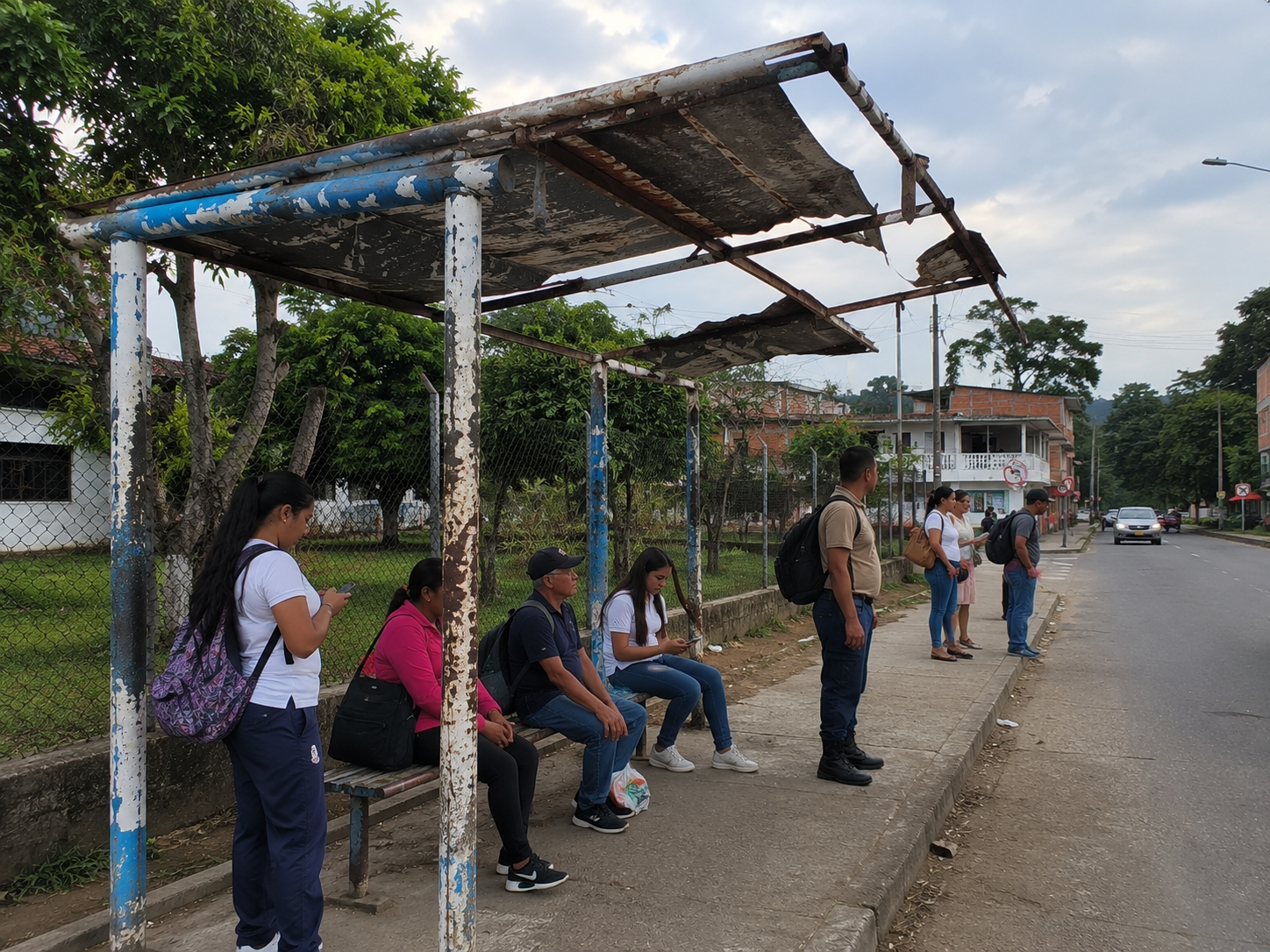 Denuncian deterioro de paradero de buses en La Unión