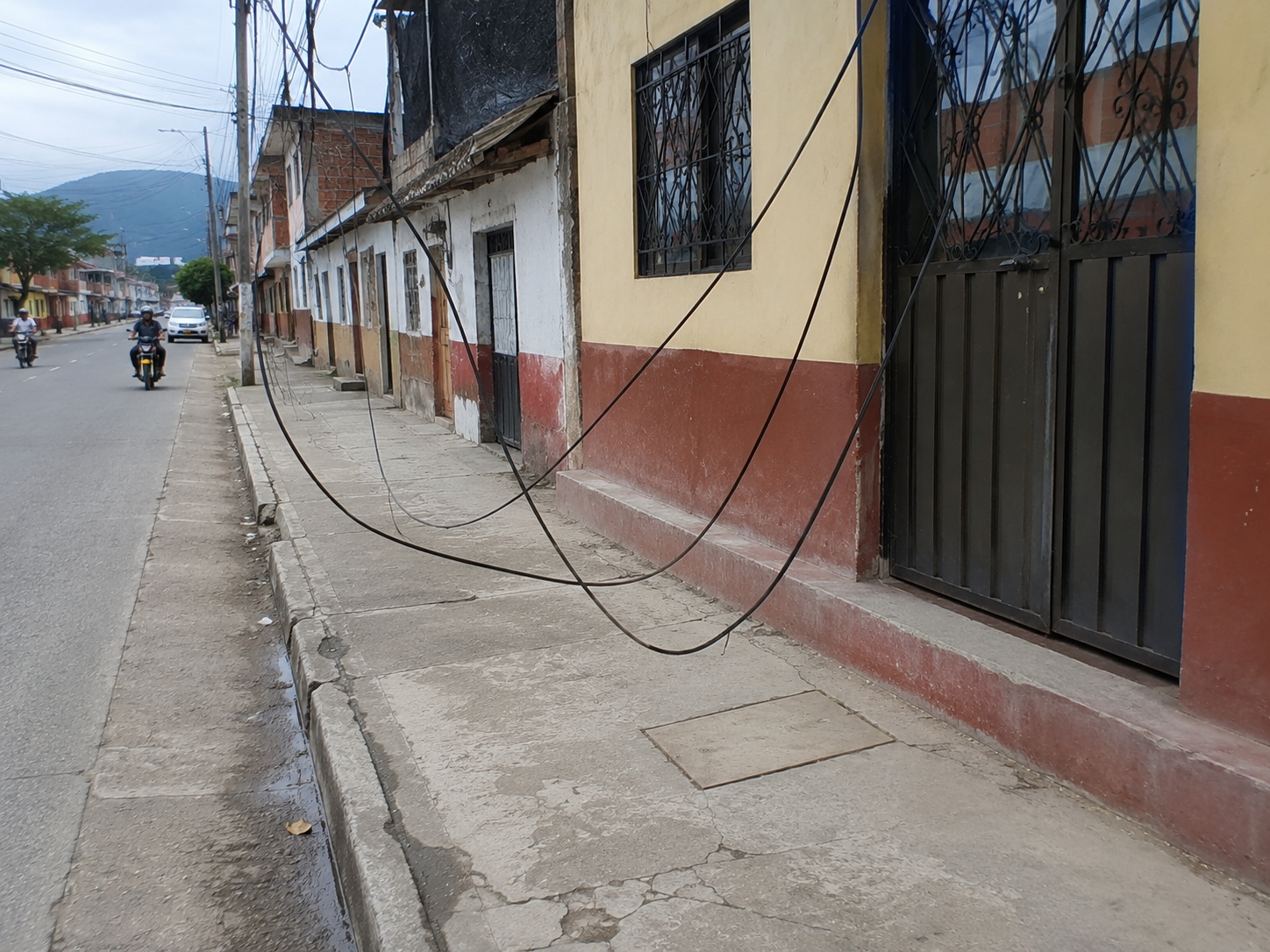 Denuncian cables desprendidos en el barrio Obrero de Ginebra