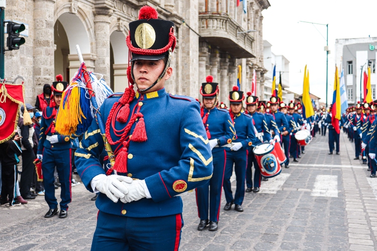 Integrantes de las Fuerzas Militares desfilan por la avenida Ciudad de Villavicencio durante el histórico desfile del 20 de Julio realizado por primera vez en Ciudad Bolívar, Bogotá.