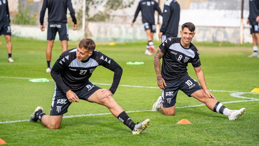 Futbolista realizando una rutina HIIT de alta intensidad con ejercicios funcionales para mejorar el rendimiento físico y favorecer la quema de grasa.