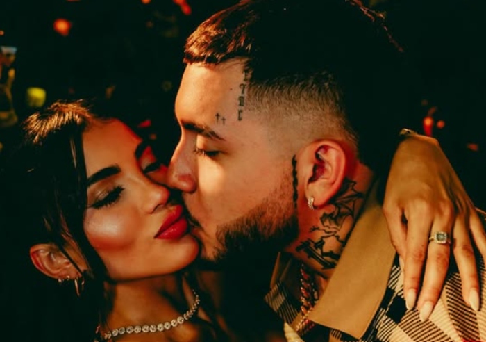 Karina García- embarazo- Kris R- 4 Life-