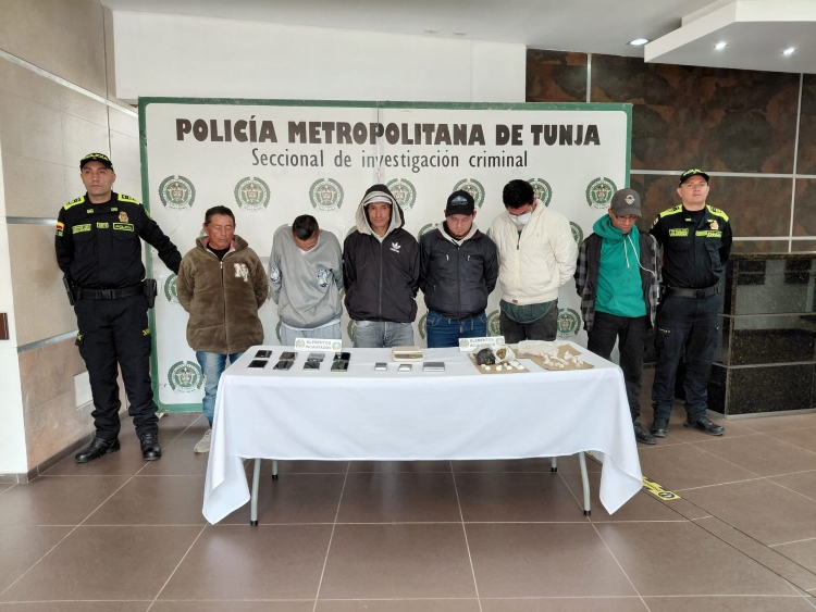 Eustaquio Navarrete, Kevin Navarrete, Camilo Rodríguez, Diego Gordillo, John Hernández y Alias “El Rolo”, capturados./foto: Policía Metropolitana de Tunja.