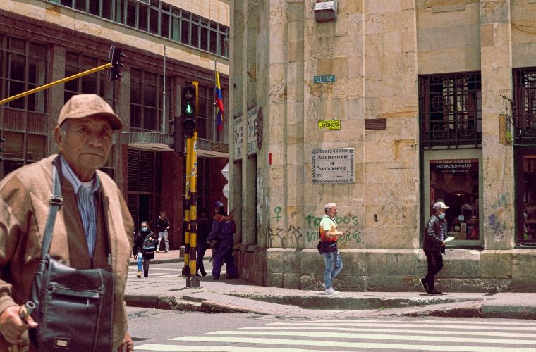 Ciudadano colombiano consultando desde un computador si es beneficiario de un subsidio del Gobierno con su número de cédula.