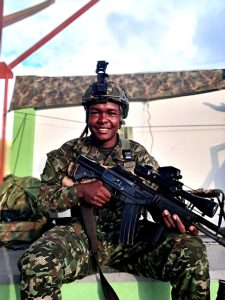 Con las botas puestas y el alma en el Pacífico: El joven de Tumaco que conquistó la excelencia militar en la ESPRO