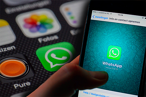 Persona revisando la sección "Dispositivos vinculados" de WhatsApp en un teléfono móvil para detectar accesos no autorizados.
