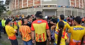 Hinchas del Deportivo Pereira protagonizaron una marcha de protesta por la situación del club y el estadio